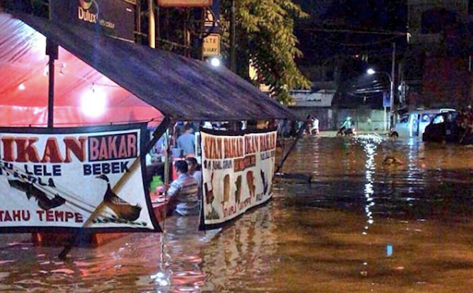 Flood, Jakarta, eating